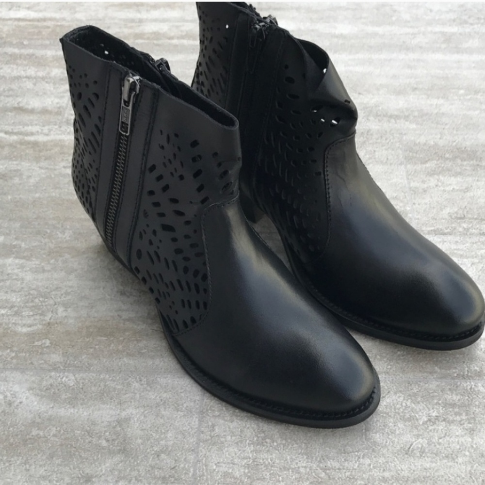NWOT Black extrafine Ankle Booties sz 6.5